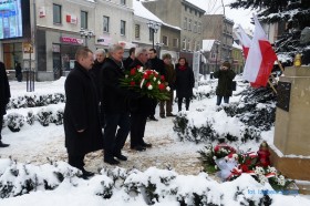 W hołdzie powstańcom W hołdzie powstańcom
