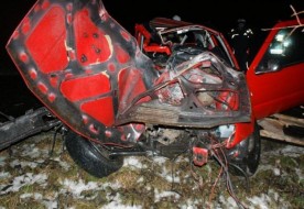 Zbyt szybka jazda zakończyła się na drzewie Zbyt szybka jazda zakończyła się na drzewie