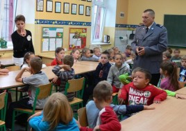 Omawiają zasady poruszania się po drogach Omawiają zasady poruszania się po drogach