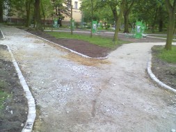 Place zabaw i alejki