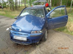 Fiat uderzył w drzewo Fiat uderzył w drzewo