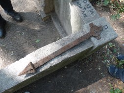 Sprzątanie cmentarza ewangelickiego Sprzątanie cmentarza ewangelickiego